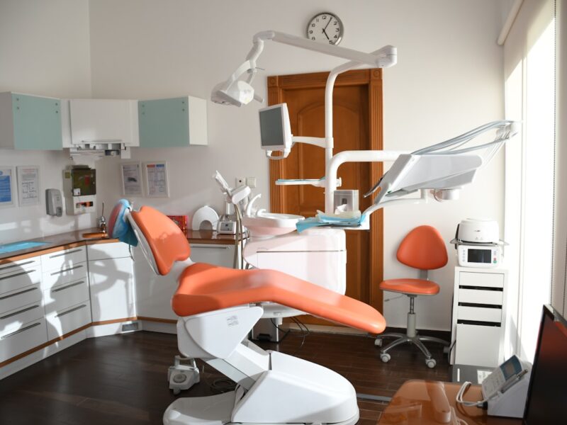 Willoughby 華人牙醫中心 (Willoughby Town Centre Dental)